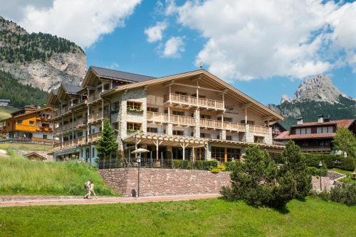 Portillo Dolomites 1966 - Selected hotel in Selva di Val Gardena, Italy